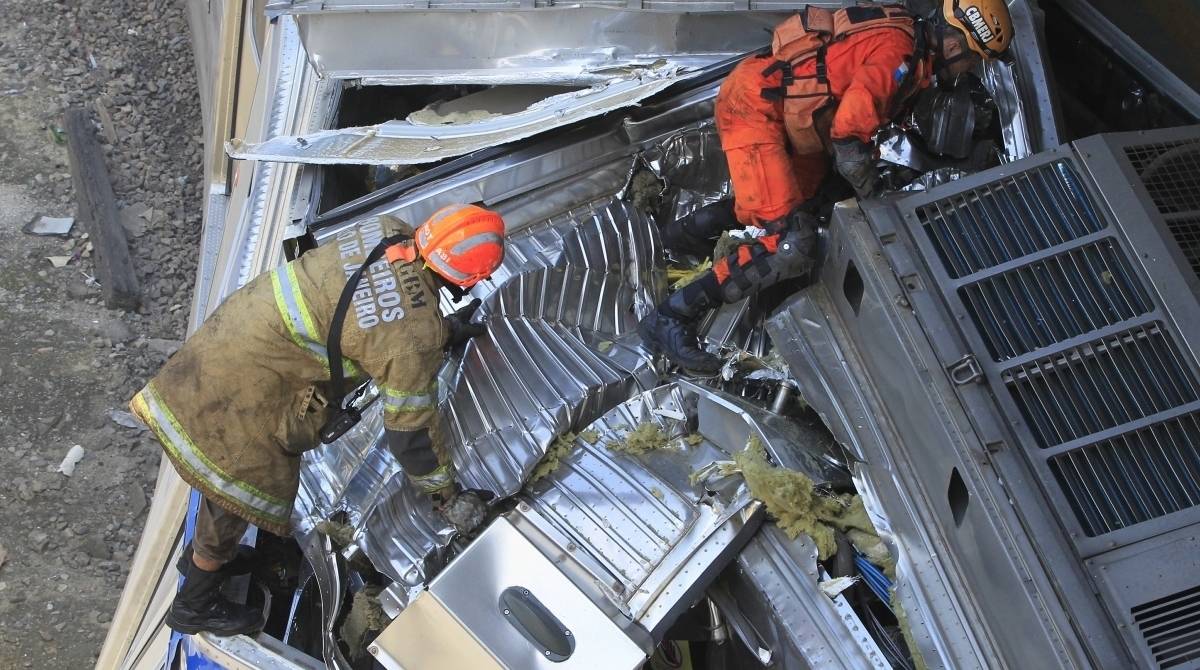 Trens batem na estação São Cristóvão e maquinista que depois veio a falecer, fica preso nas ferragens e é resgatado por bombeiros.    