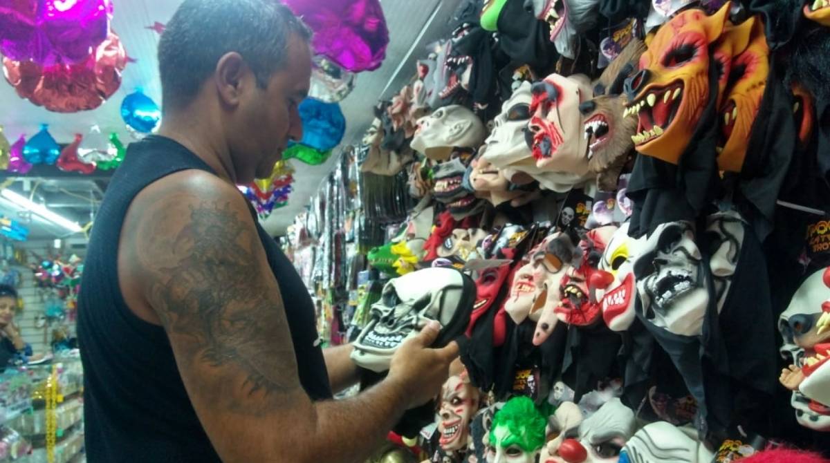 Fábio foi à procura de uma máscara para compor sua fantasia - DIVULGAÇÃO