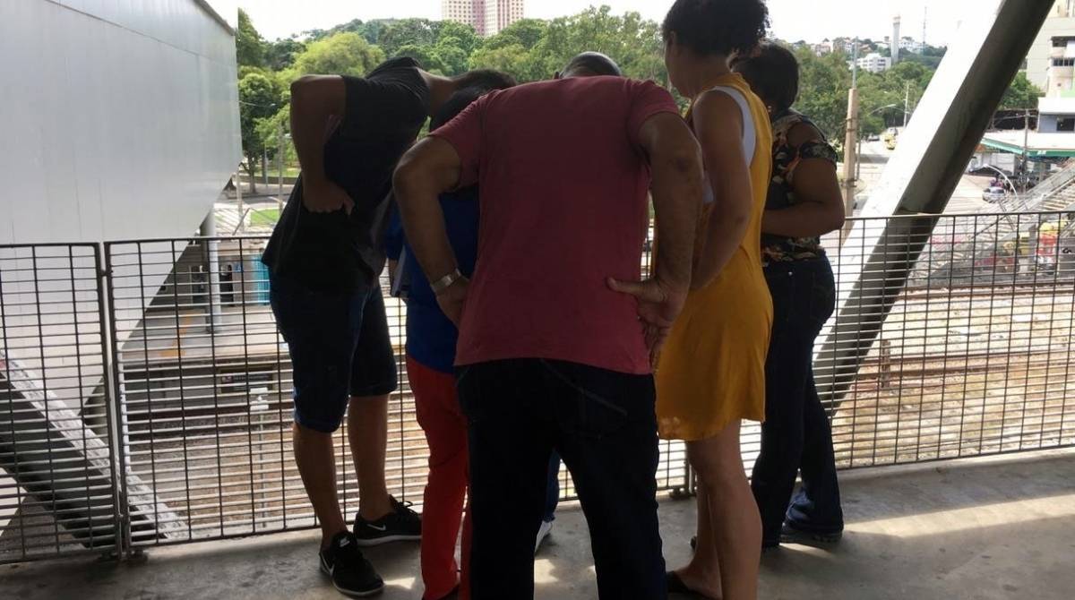 Familiares do maquinista acompanha socorro de perto