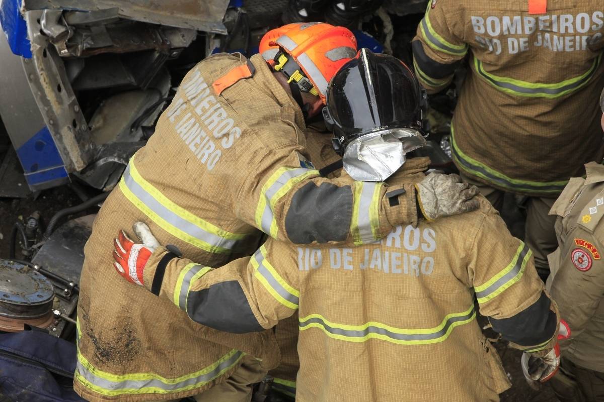 Trens batem na esta&ccedil;&atilde;o S&atilde;o Crist&oacute;v&atilde;o e maquinista que depois veio a falecer, fica preso nas ferragens e &eacute; resgatado por bombeiros.                