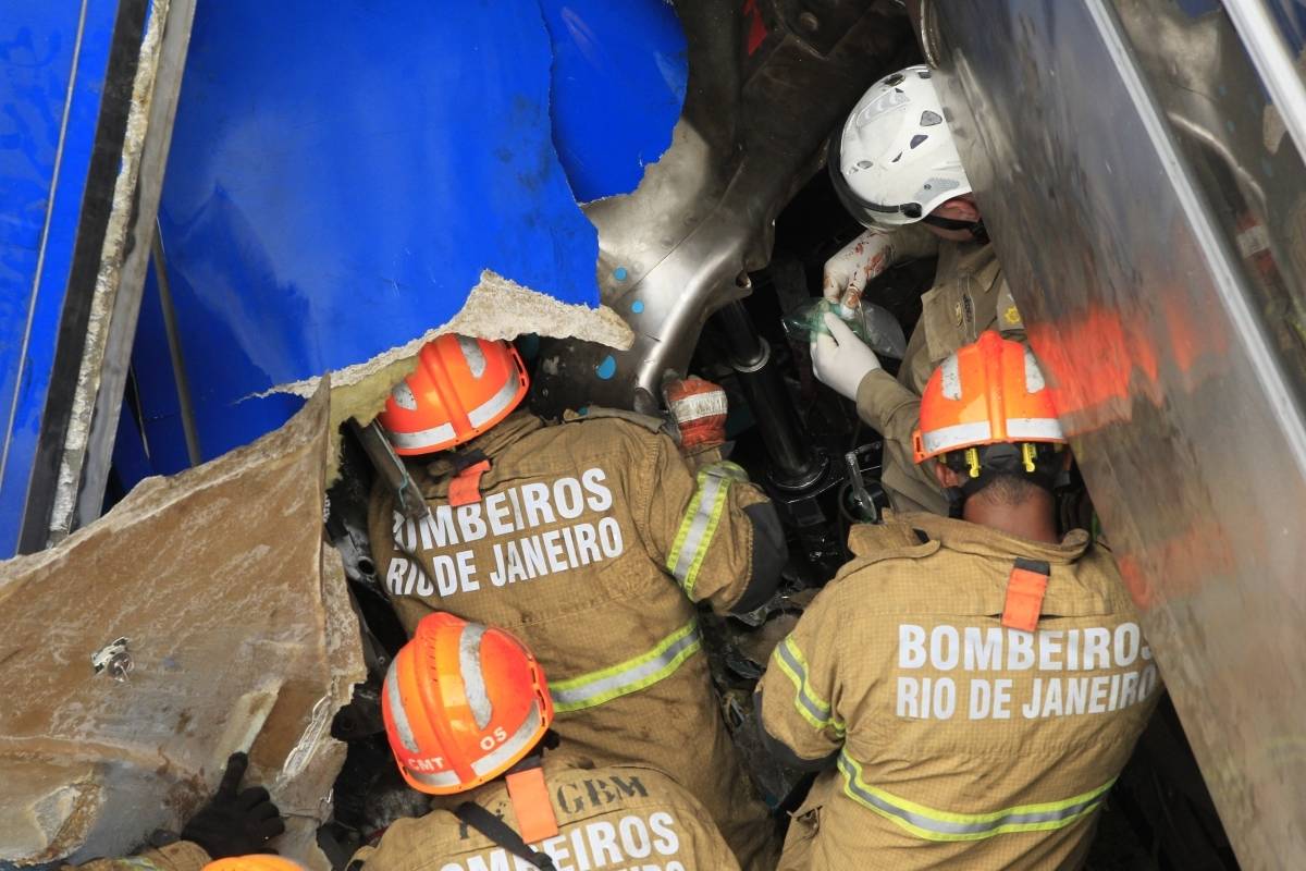 Trens batem na esta&ccedil;&atilde;o S&atilde;o Crist&oacute;v&atilde;o e maquinista que depois veio a falecer, fica preso nas ferragens e &eacute; resgatado por bombeiros.    