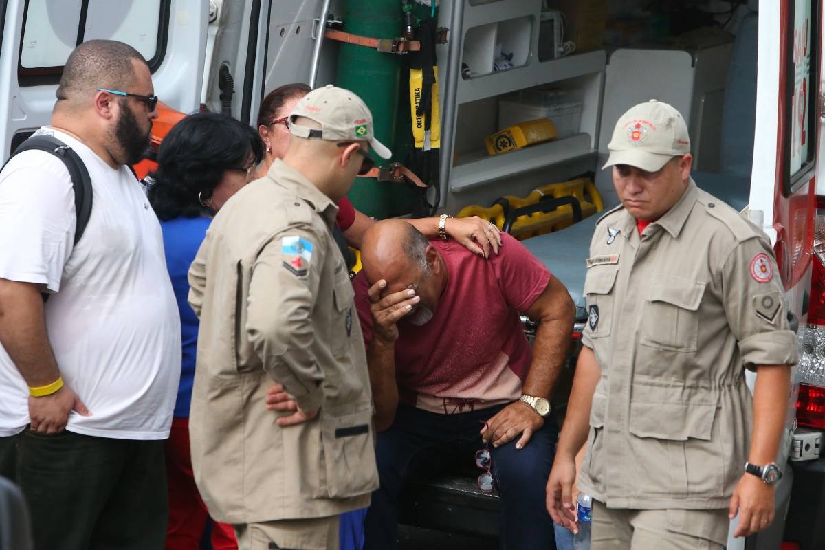 Acidente com tr&ecirc;ns na Esta&ccedil;&atilde;o de S&atilde;o Cristov&atilde;o - Bombeiros tenta reanimar o maquinista que sofreu uma parada cardica e veio a obito. Foto: Daniel Castelo Branco / Ag&ecirc;ncia O Dia