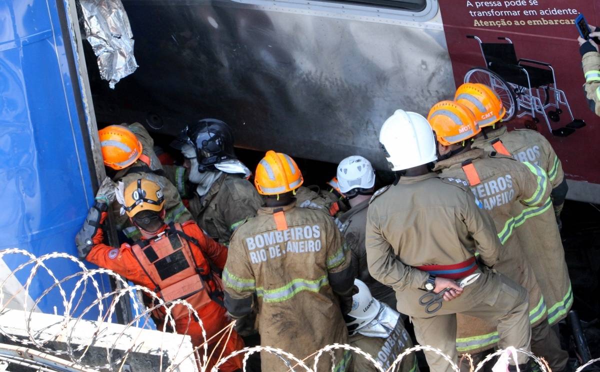 Rio, 27/02/2019 - AGÊNCIA DE NOTÍCIAS - PARCEIRO - Resgate do maquinista preso às ferragens do trem da Supervia que colidiu com outro na estação de São Cristóvão, nesta quarta-feira, 27 - Foto: Onofre Veras/Parceiro/Agência O Dia