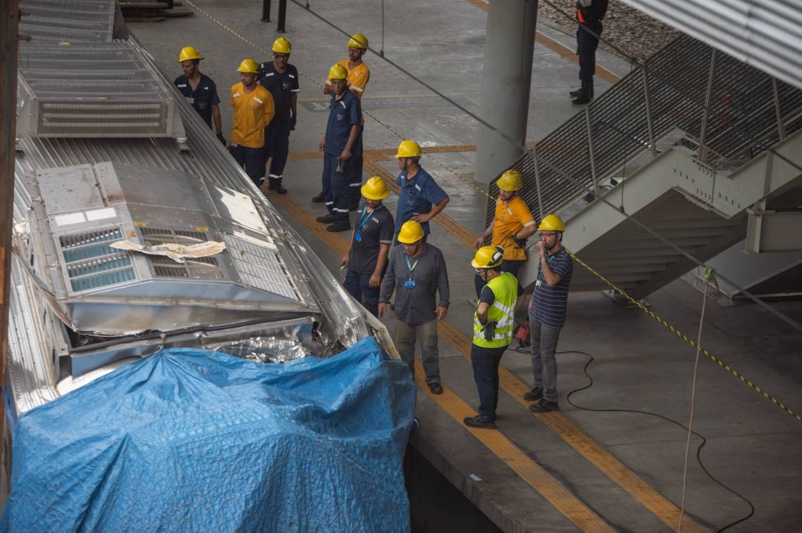 Rio,28/02/2019 - ACIDENTE COM TRENS EM S&Atilde;O CEISTOV&Atilde;O - Funcion&aacute;rios da Supervia trabalham na retirada dos trens acidentados na manh&atilde; de ontem, 27/02/19, na esta&ccedil;&atilde;o de S&atilde;o Cristov&atilde;o, zona nore do Rio de Janeiro.Foto: Armando Paiva/ Ag&ecirc;ncia O Dia  Cidade, Supervia, Acidente, Rio de Janeiro