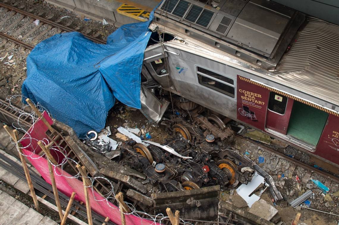 Rio,28/02/2019 - ACIDENTE COM TRENS EM S&Atilde;O CEISTOV&Atilde;O - Funcion&aacute;rios da Supervia trabalham na retirada dos trens acidentados na manh&atilde; de ontem, 27/02/19, na esta&ccedil;&atilde;o de S&atilde;o Cristov&atilde;o, zona nore do Rio de Janeiro.Foto: Armando Paiva/ Ag&ecirc;ncia O Dia  Cidade, Supervia, Acidente, Rio de Janeiro