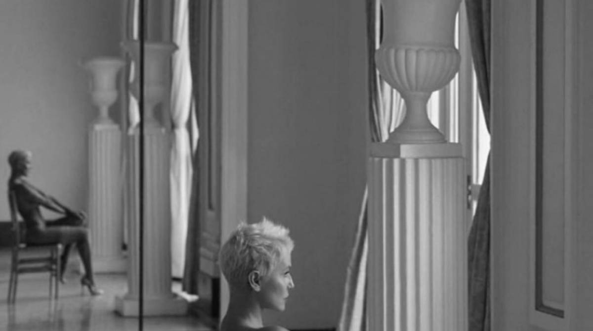 Deborah Secco posa completamente nua e recebe elogios