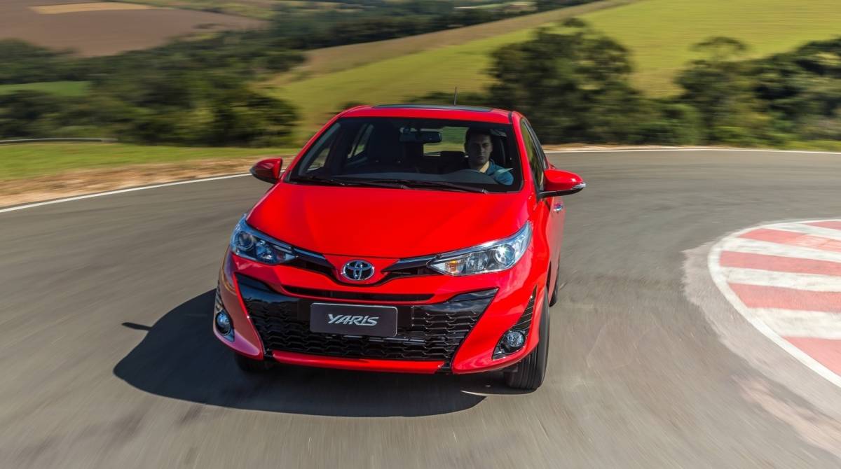 O painel do Toyota Yaris tem plástico texturizado que imita couro. Modelo só leva quatro passageiros com conforto - Divulgação