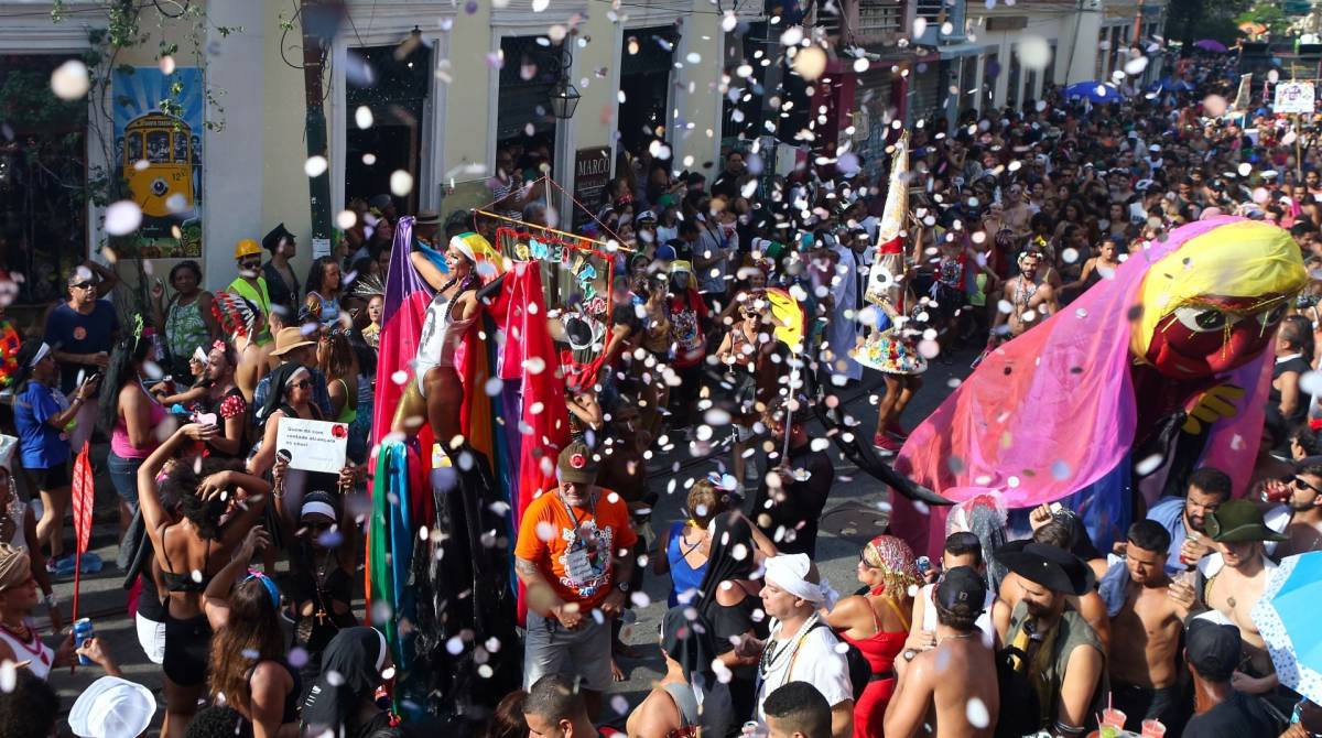 Carnaval 2019 - Bloco Carmelitas - Foliões de divertem em um dos mais tradicionais blocos de Santa Teresa, Rio de Janeiro RJ. Foto: Daniel Castelo Branco / Agência O Dia - Daniel Castelo Branco