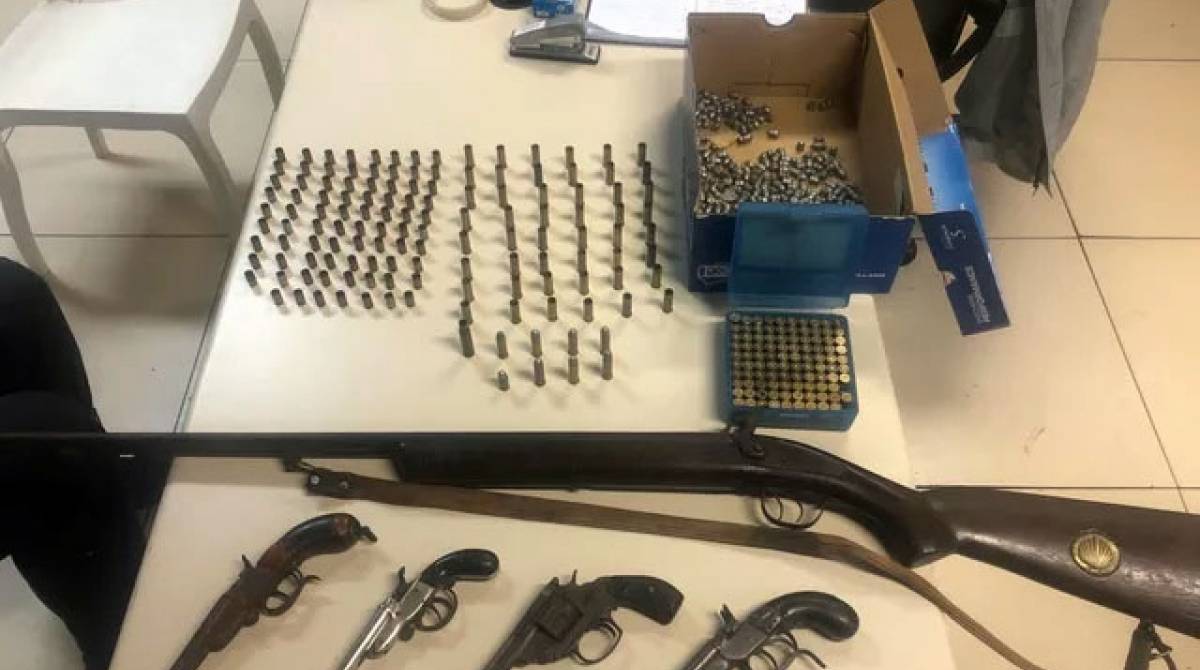 Na casa do garoto, PM encontrou outras quatro armas e munições - Divulgação / Petrópolis