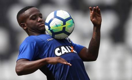 Lateral faz exames e pode ser anunciado à qualquer momento no Botafogo