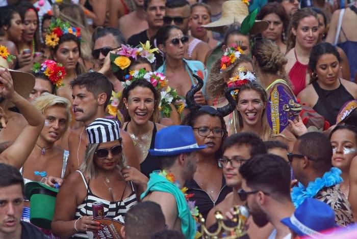 Foli&otilde;es de divertem em um dos mais tradicionais blocos de Santa Teresa