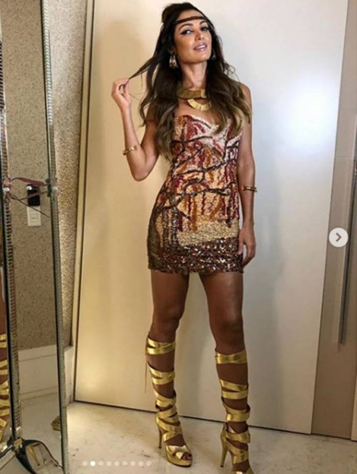 Patrícia Poeta se fantasia de fênix para baile de Carnaval