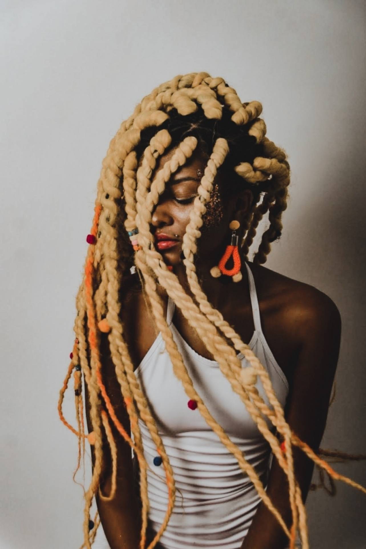 Trancista faz ensaio para empoderar mulheres negras