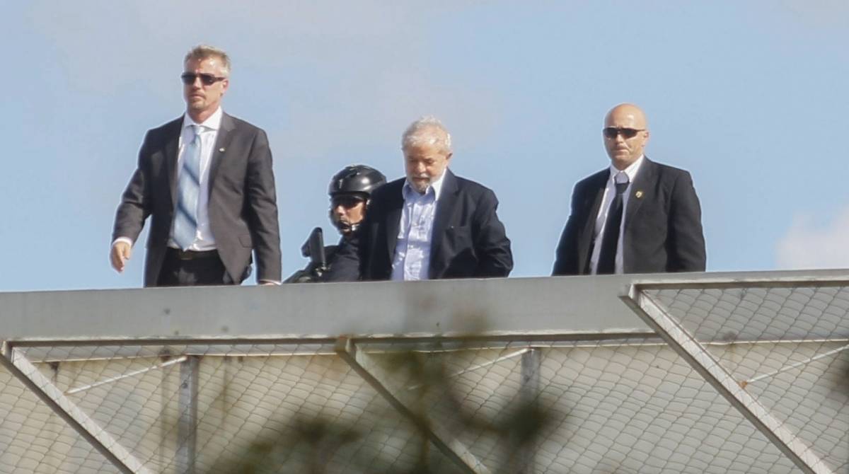 Lula chega &agrave; sede da PF em Curitiba, onde est&aacute; preso, ap&oacute;s o enterro
