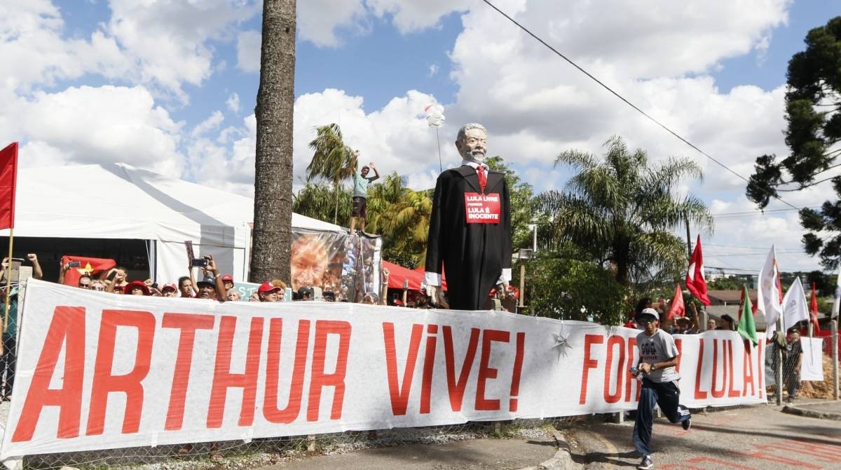 Admiradores de Lula colocaram faixa e um boneco do ex-presidente, perto da PF em Curitiba, numa demonstração de apoio