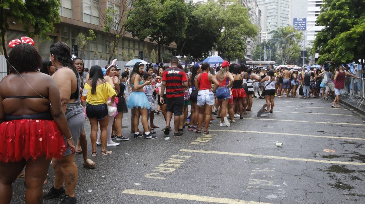 Rio de Janeiro - RJ  - 02/03/2019 - Desfile de Blocos - Desfile do Cordao da Bola Preta, na Avenida Primeiro de Mar&ccedil;o. no centro do Rio, na foto, fila para usar o banheiro - Foto Reginaldo Pimenta / Agencia O Dia