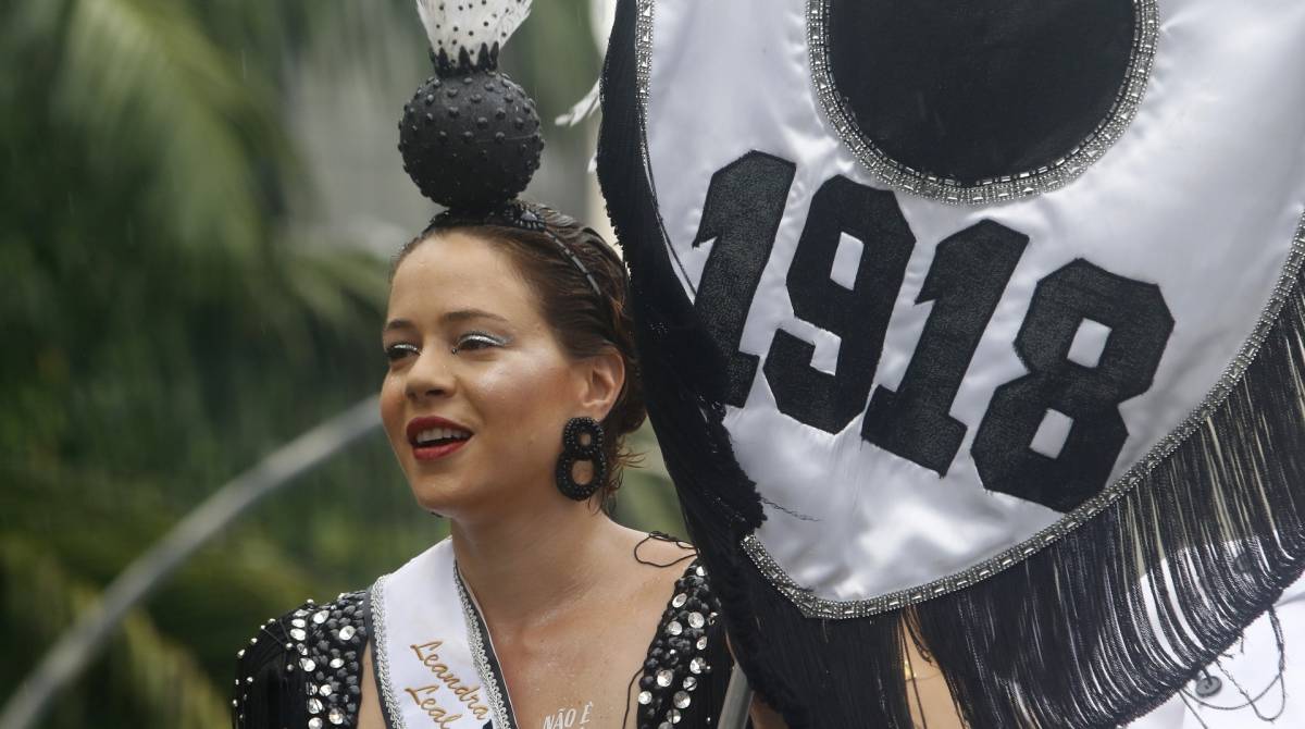 Rio de Janeiro - RJ  - 02/03/2019 - Desfile de Blocos - Desfile do Bloco Cordao da Bola Preta, na Avenida Primeiro de Mar&ccedil;o, centro do Rio - na foto, Atriz Leandra Leal - Foto Reginaldo Pimenta / Agencia O Dia