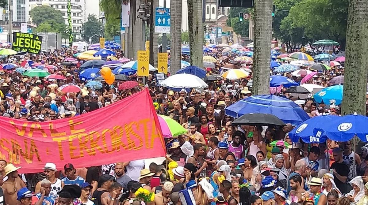 Multidão acompanha desfile do Cordão do Bola Preta, neste sábado, no Centro.