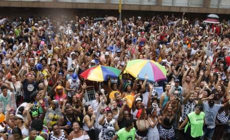 Os blocos pedem passagem