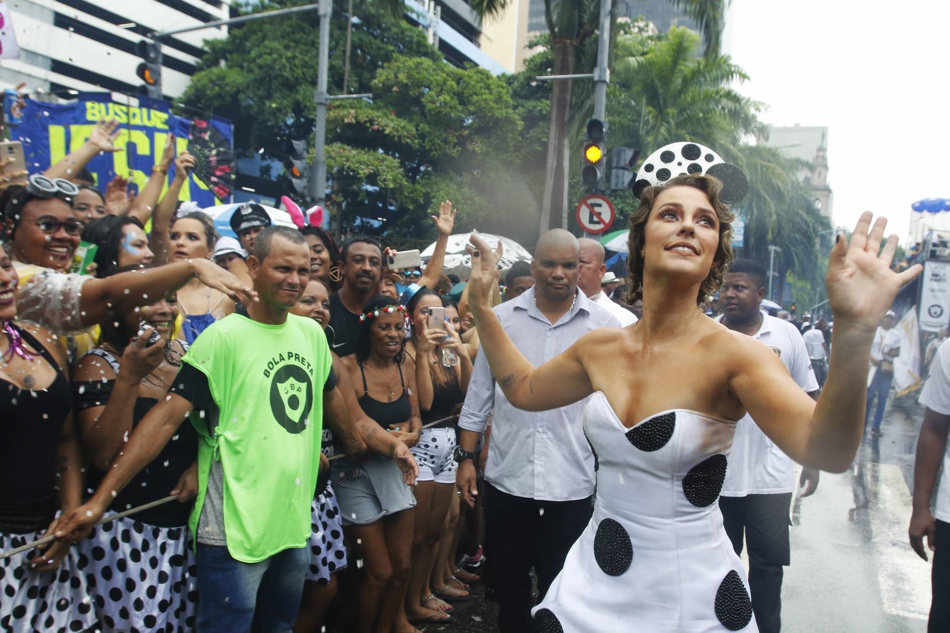 Rio de Janeiro - RJ  - 02/03/2019 - Desfile de Blocos - Desfile do Bloco Cordao da Bola Preta, na Avenida Primeiro de Mar&ccedil;o, centro do Rio - na foto, atriz Paola Oliveira - Foto Reginaldo Pimenta / Agencia O Dia