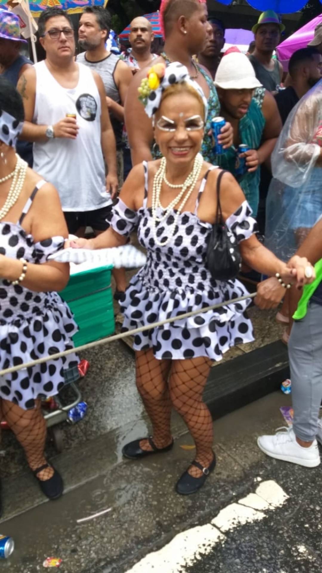 Foliã curte o bloco do Cordão do Bola Preta debaixo de chuva, neste sábado