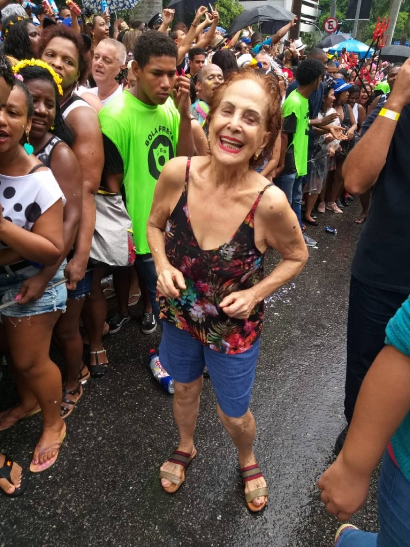 Foliã de 86 anos se diverte no Cordão do Bola Preta há pelo menos 50 anos