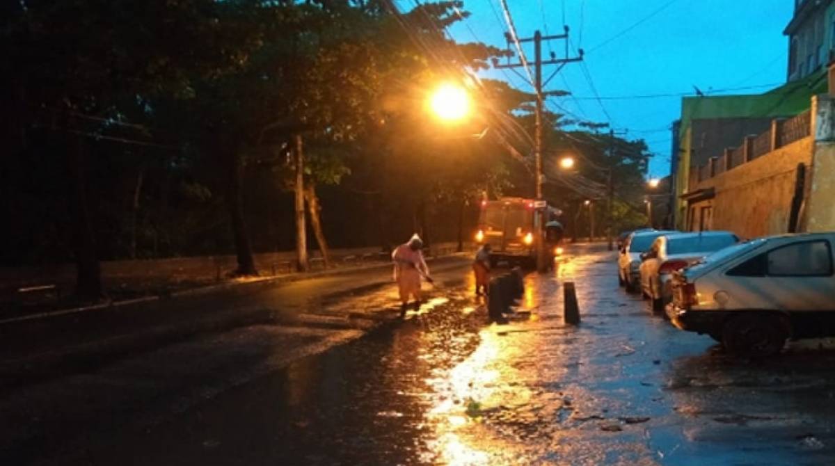 Equipes da Comlurb trabalham para desobstruir galerias