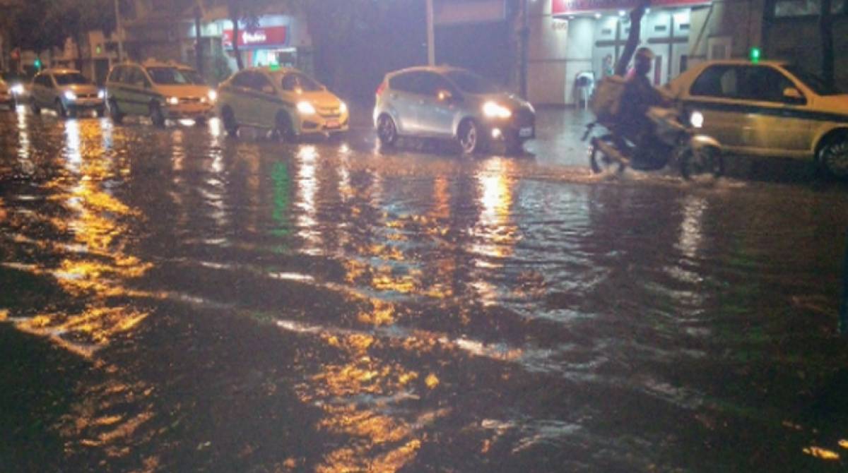 Rua em Copacabana alagada após o temporal  - Reprodução Twitter 
