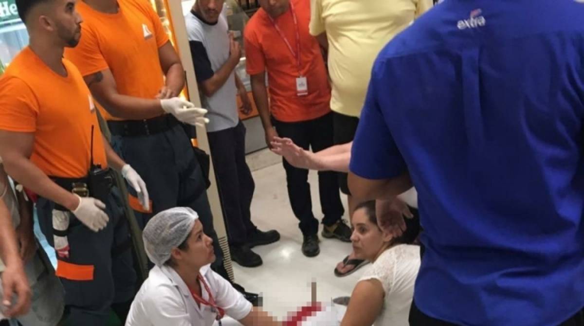 Funcion&aacute;rio leva facada dentro de supermercado em Niter&oacute;i - Reprodu&ccedil;&atilde;o/Whatsapp O Dia - (21) 987628248