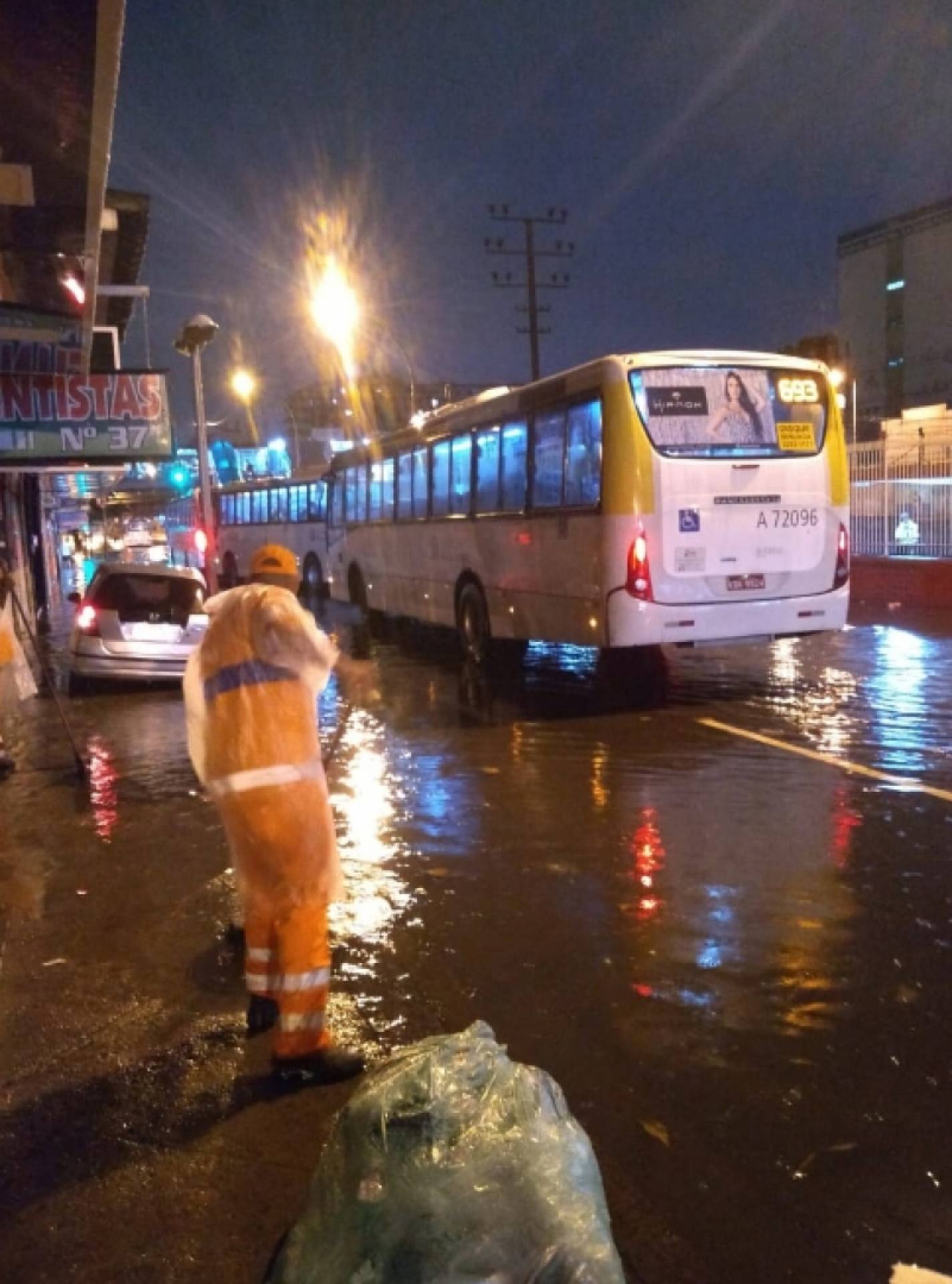 Equipes da Comlurb trabalham para desobstruir galerias