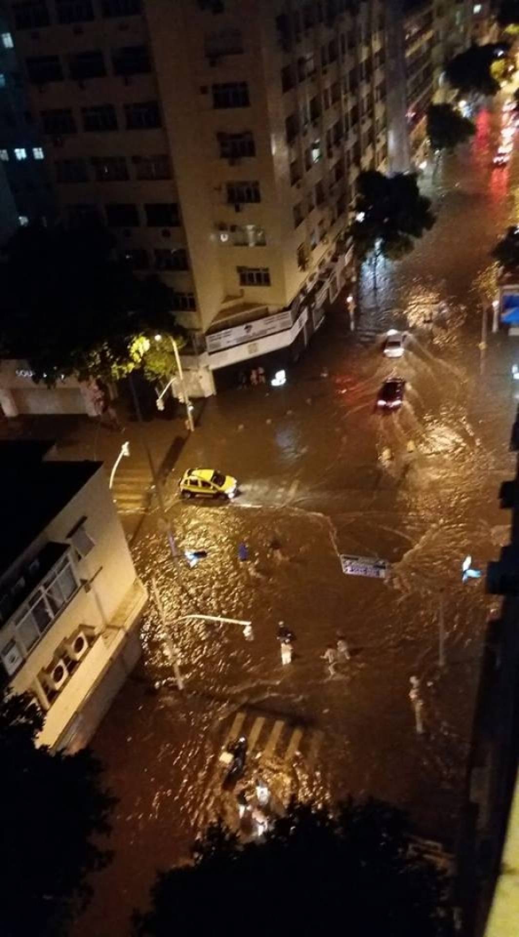 A Rua Figueiredo Magalhães, em Copacabana, virou um rio