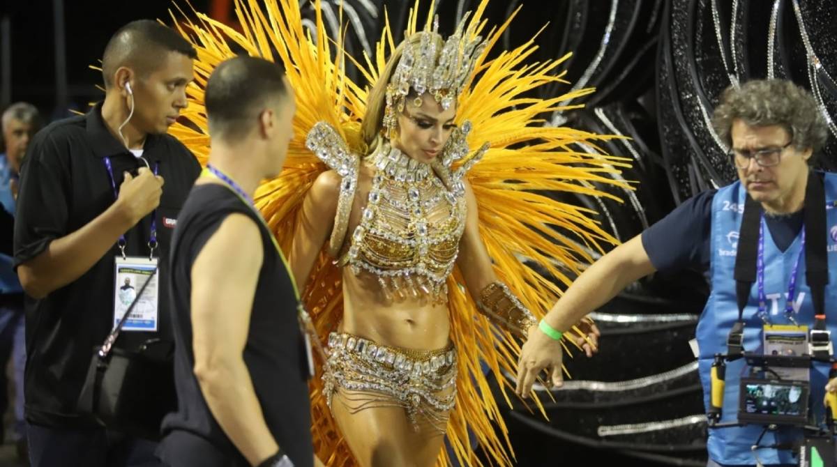 Grazi interpreta uma rainha de bateria durante o desfile da Imperatriz