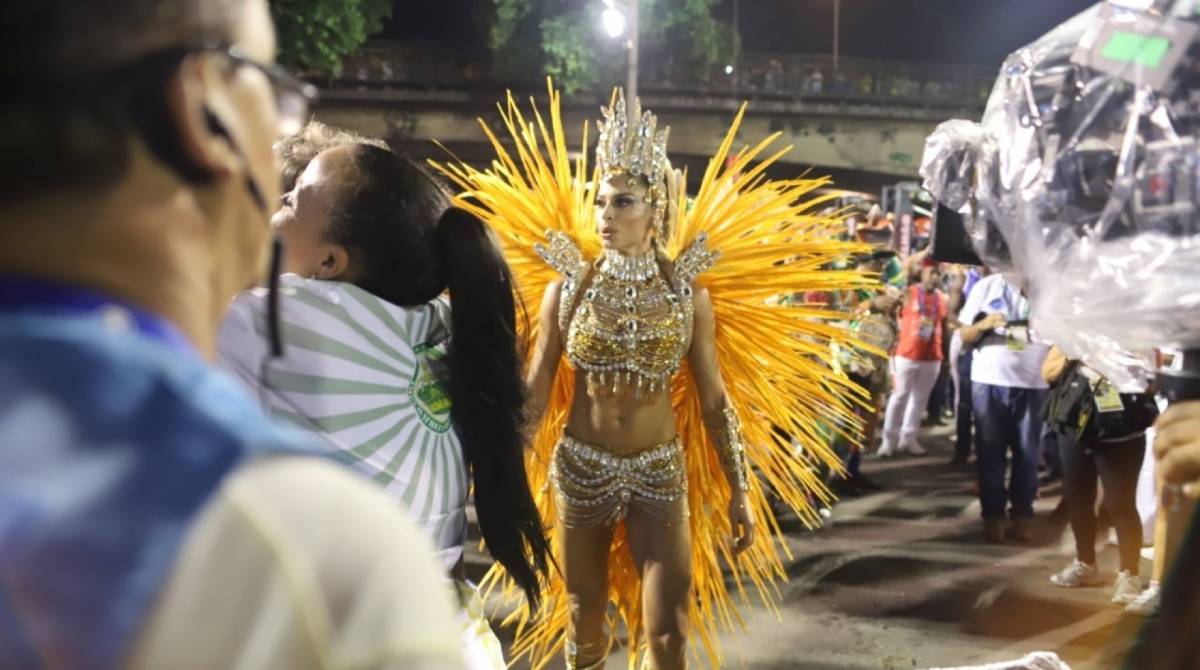 Grazi interpreta uma rainha de bateria durante o desfile da Imperatriz