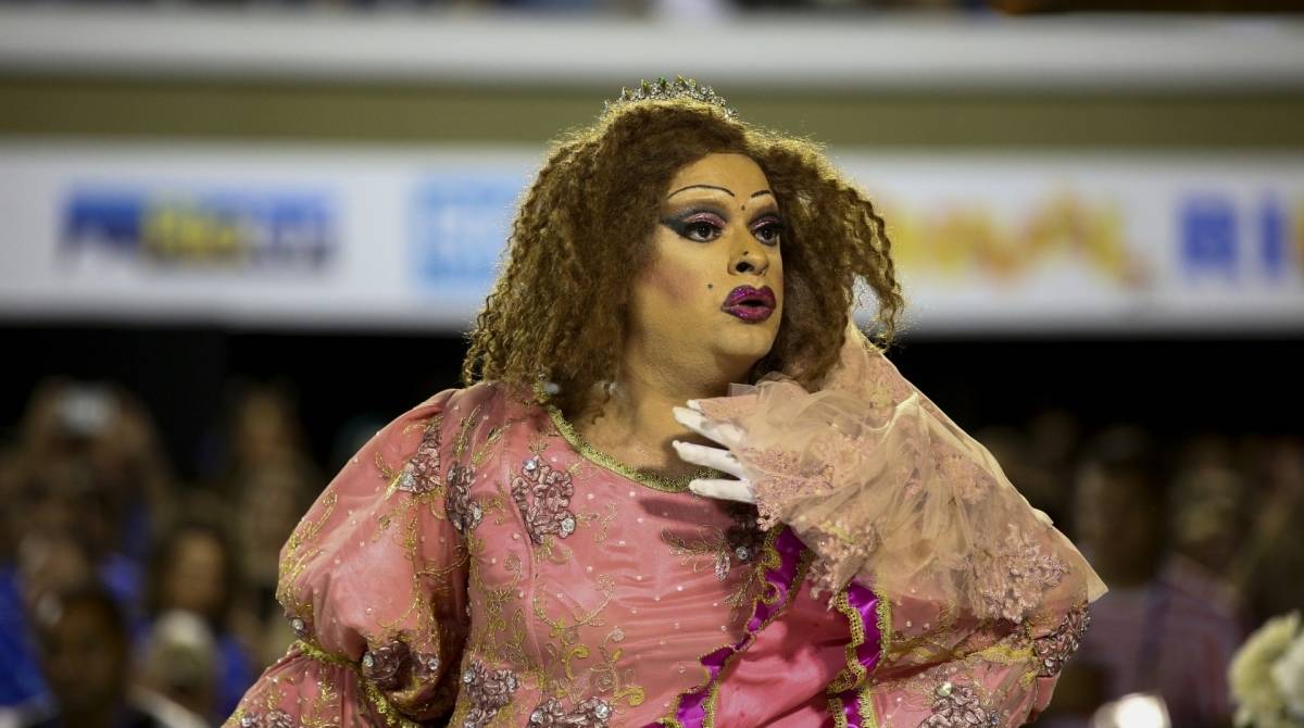 Drag queen Suzy Brasil interpreta princesa no desfile da Viradouro