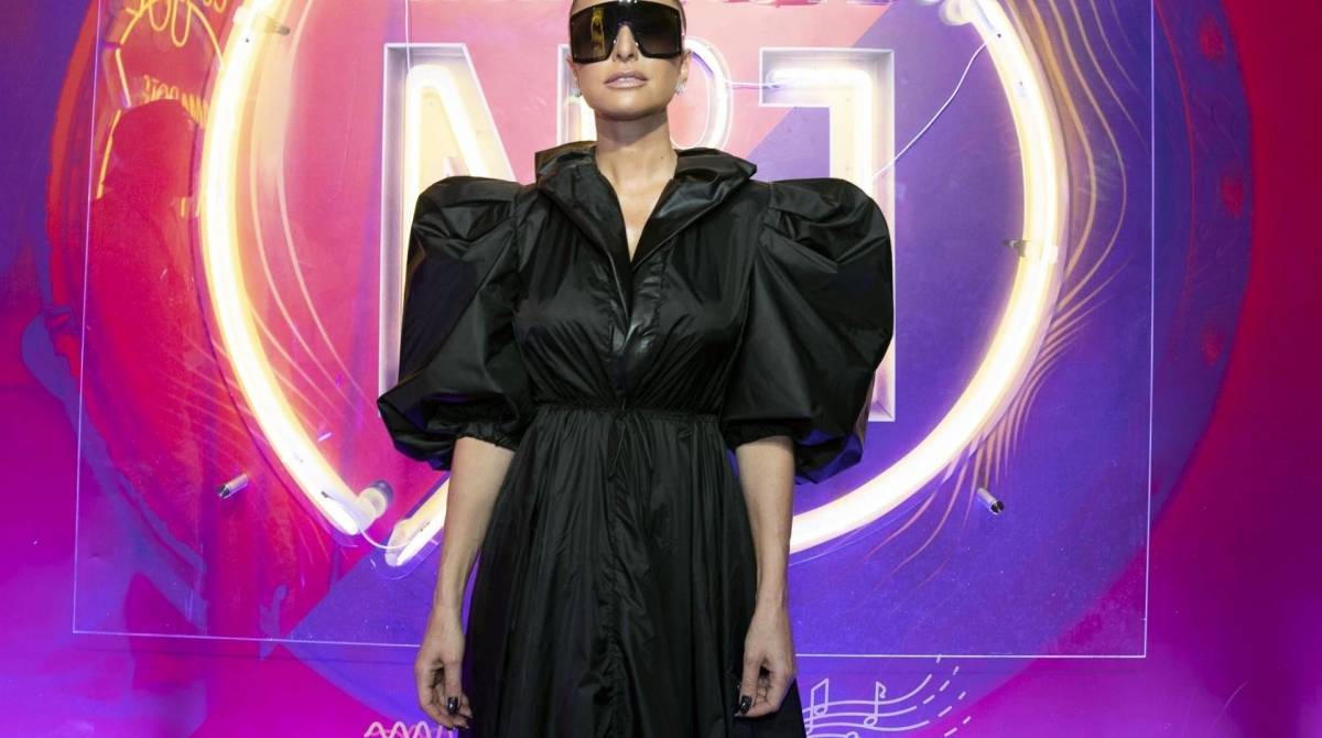 Sabrina e seu look 'total preto'