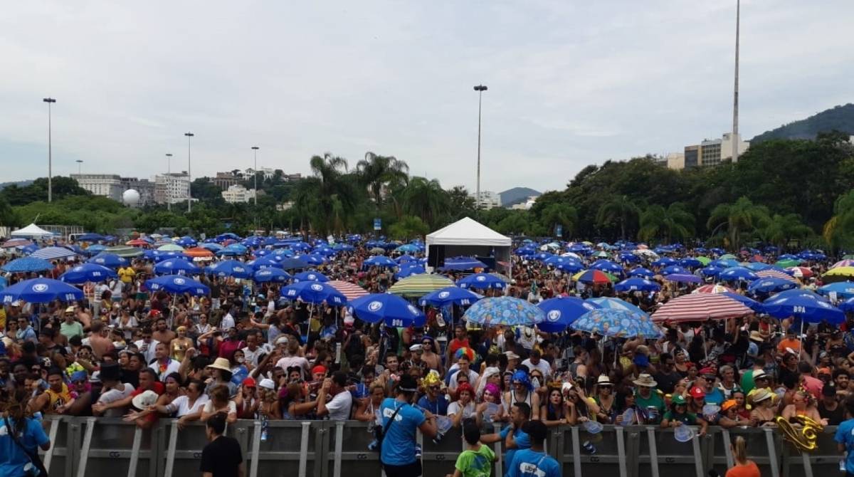 Bloco Sargento Pimenta agita foliões no Aterro do Flamengo 