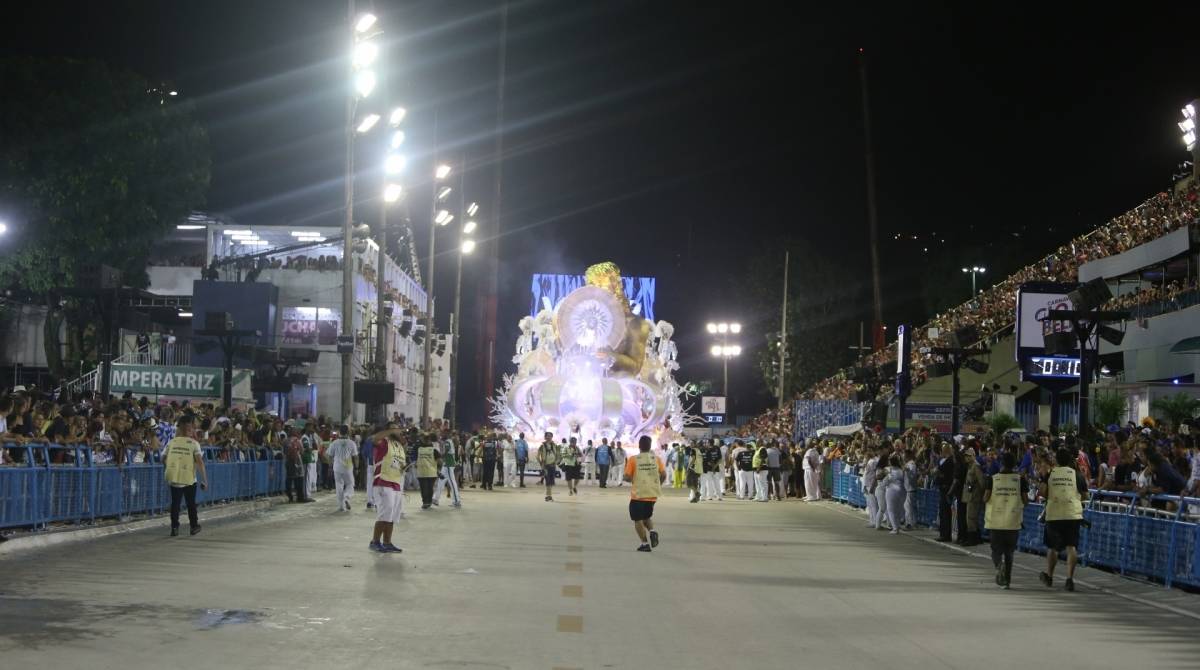 Enorme buraco se forma durante desfile da Imperatriz -  Daniel Castelo Branco / Ag&ecirc;ncia O Dia