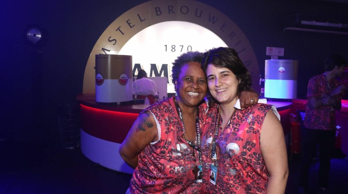 Sandra de SÃ¡ e a mulher, Simone Floresta, em camarote na SapucaÃ­ nesta segunda-feira