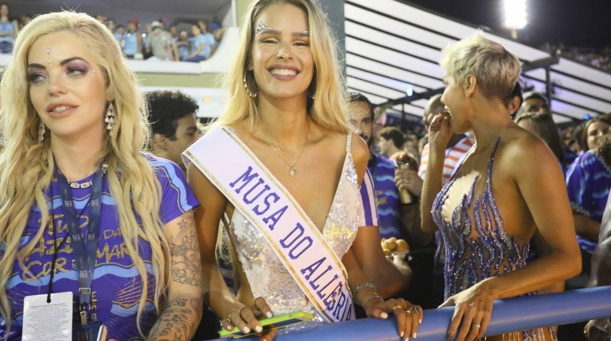 Deborah Secco se acaba de sambar na frisa de camarote