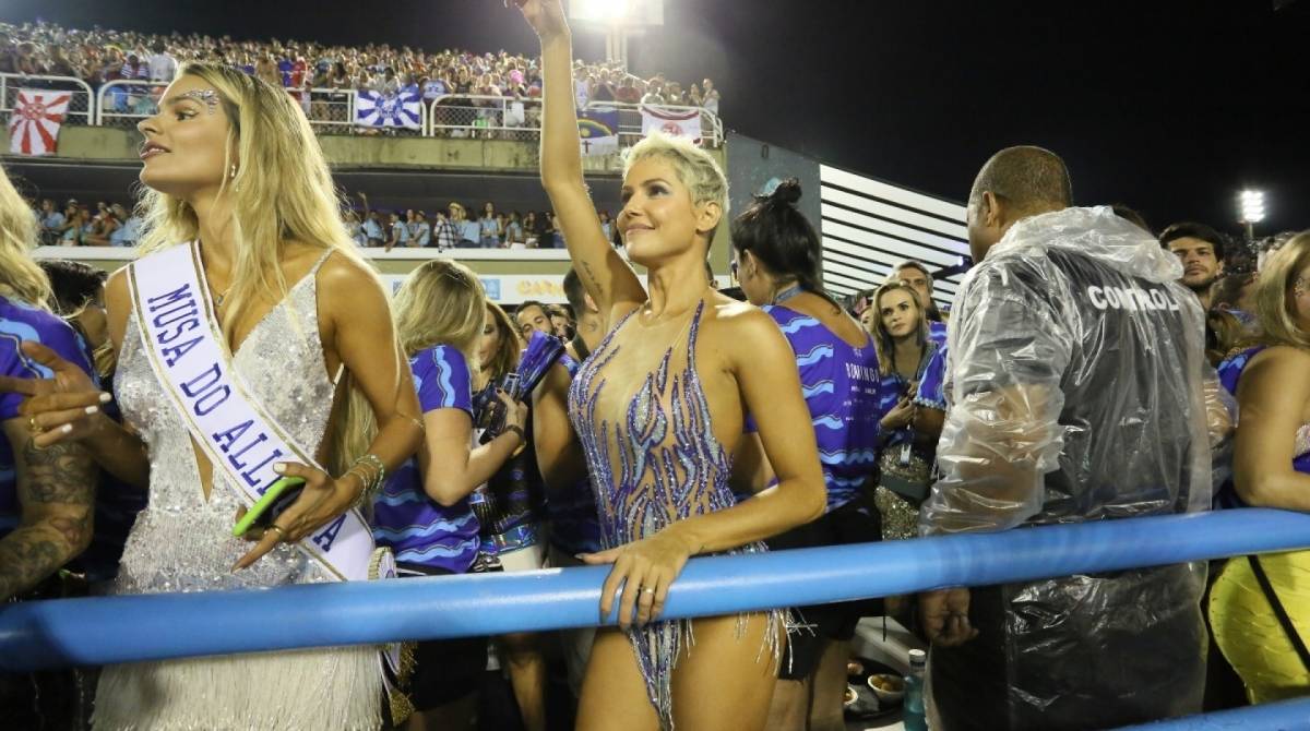Deborah Secco se acaba de sambar na frisa de camarote