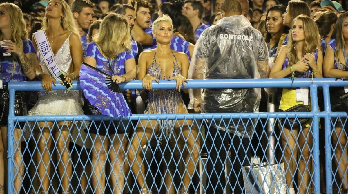 Deborah Secco se acaba de sambar na frisa de camarote