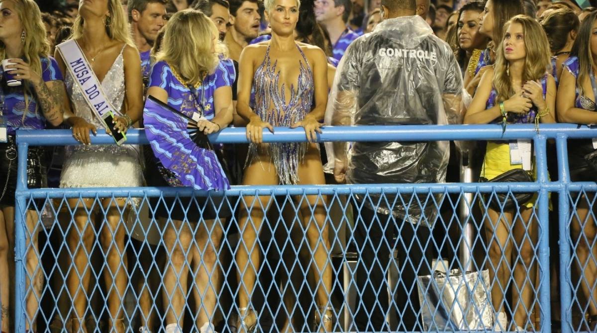 Deborah Secco se acaba de sambar na frisa de camarote