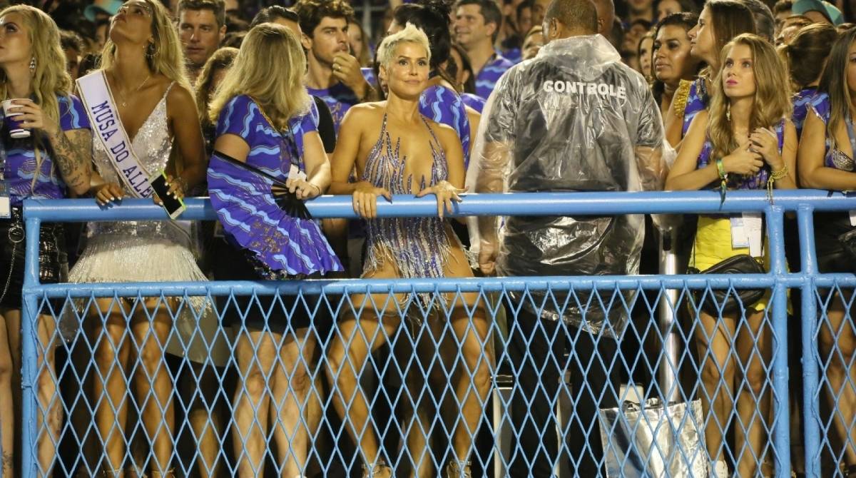 Deborah Secco se acaba de sambar na frisa de camarote