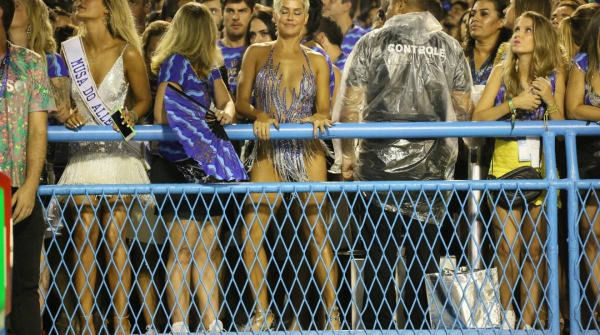 Deborah Secco se acaba de sambar na frisa de camarote