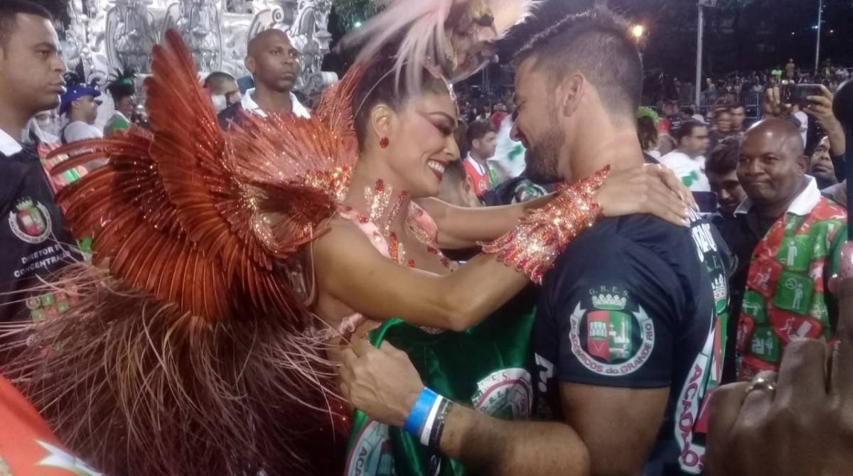Ju finaliza sua fantasia já no chão do Sambódromo - Beatriz Perez / Agência O DIA