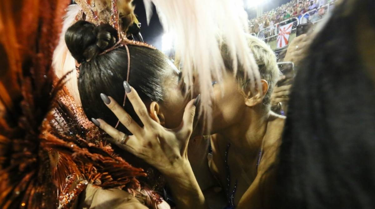Deborah Secco dá selinho em Juliana Paes durante desfile da Grande Rio