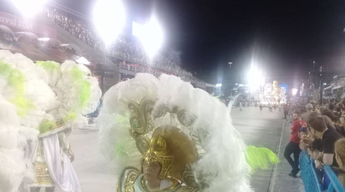 Grande buraco no desfile da Imperatriz