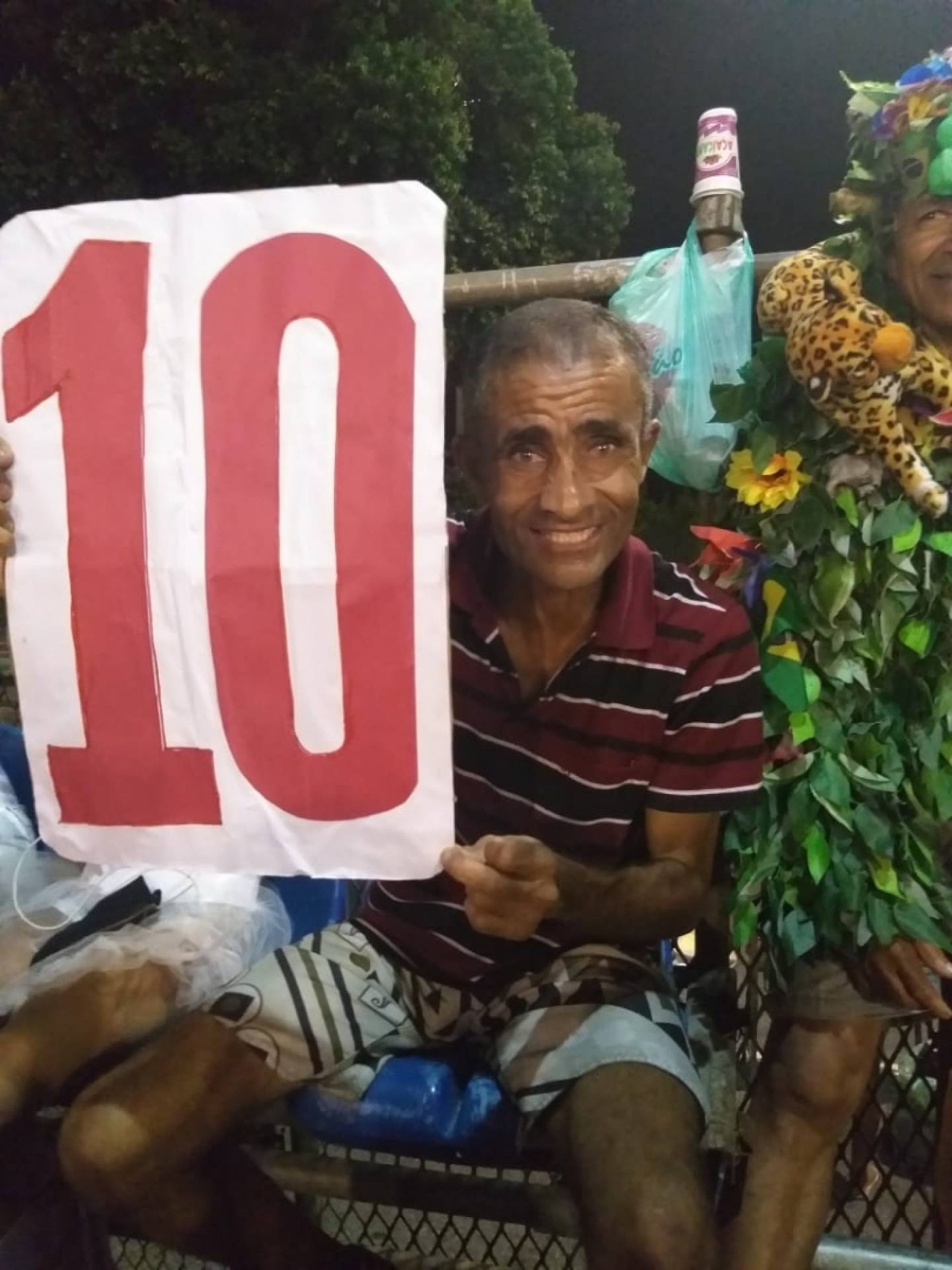 Ajudante de caminhão Caíque segurou placa com 'nota' 10 para os defiles - Beatriz Perez / Agência O Dia