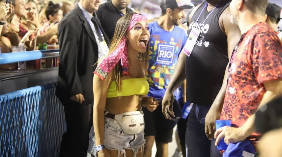 Luz na passarela que lá vem eles!