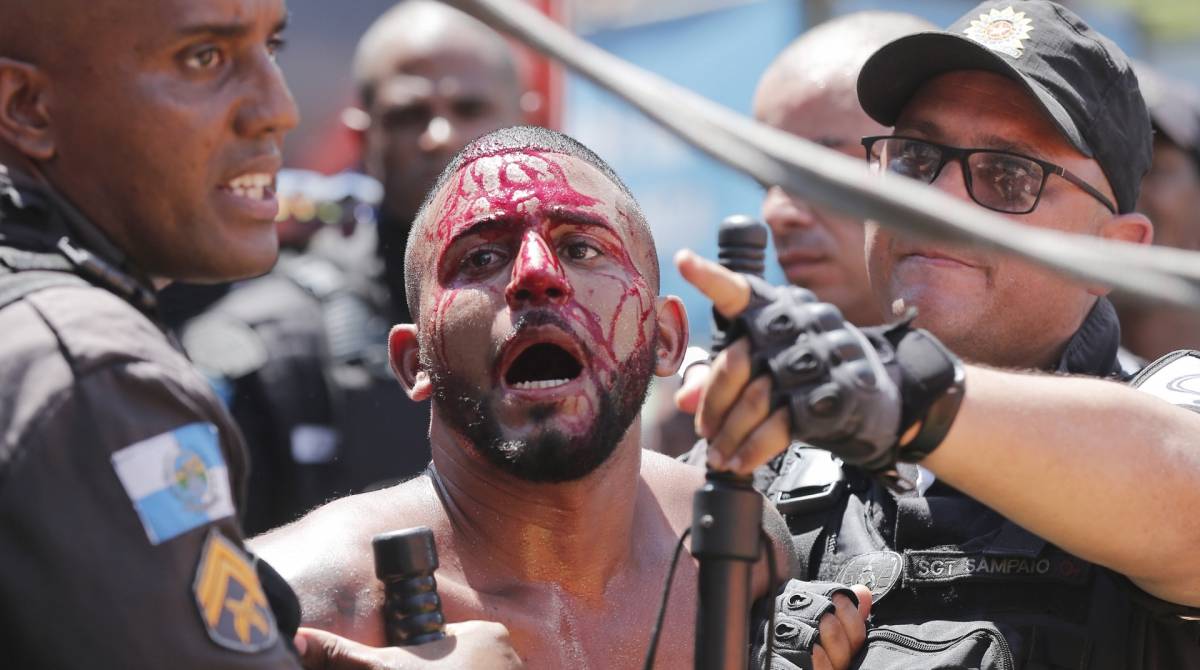 RIO DE JANEIRO, RJ, 05.03.2019: CARNAVAl-RIO - Bloco de carnaval Fervo da Lud desfila na rua Primeiro de Março no centro da cidade do Rio de Janeiro, na manhã desta terça (05). (Foto: Alexandre Durão/Código19)